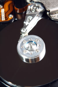 imagen del interior de un disco duro o unidad de almacenamiento