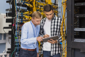 ingenieros viendo tableta para buscar soluciones a fallos en la infracestructura